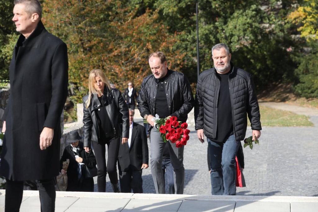 Legendárnemu basketbalistovi Stanislavovi Kropilákovi dali posledné zbohom v bratislavskom krematóriu. Smútil aj futbalový tréner Slovana Bratislava Vladimír Weiss.