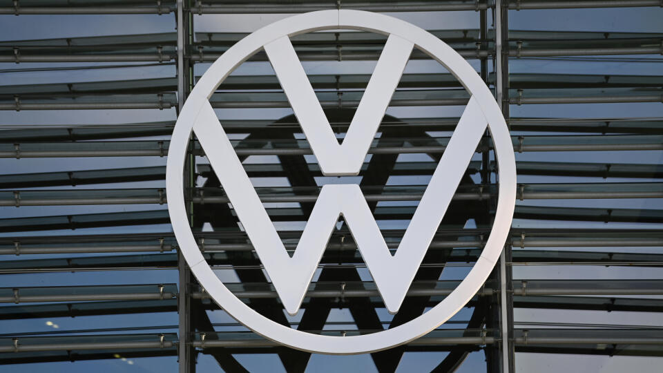 KK39 archív Wolfsburg - Na archívnej snímke z 10. novembra 2021 logo spoločnosti Volkswagen vo Wolfsburgu. Nemecká automobilka Volkswagen oznámila, že zastavuje svoje aktivity v Rusku. Firma tak reaguje na situáciu po útoku Ruska na Ukrajinu. FOTO TASR/DPA
ARCHIV - 10.11.2021, Niedersachsen, Wolfsburg: Das Logo von VW ist an einem Markenpavillon in der Autostadt zu sehen. Volkswagen setzt sein Russland-Geschäft wegen des Krieges gegen die Ukraine aus. (zu dpa «VW-Konzern stoppt Russland-Geschäft