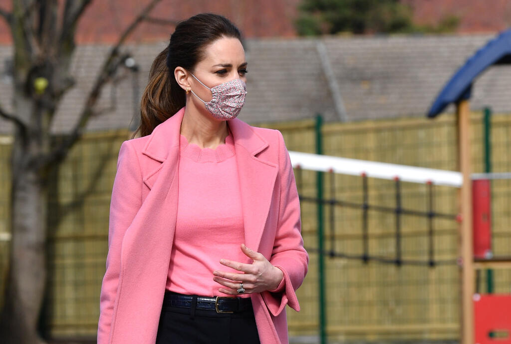 Britský princ William a manželka Kate, vojvodkyňa z Cambridgea, počas návštevy školy v Londýne 11. marca 2021. Britský princ William poprel, že by kráľovská rodina bola rasistická. Reagoval tak na tvrdenia z rozhovoru, ktorý poskytli jeho brat princ Harry so švagrinou Meghan Markleovou.