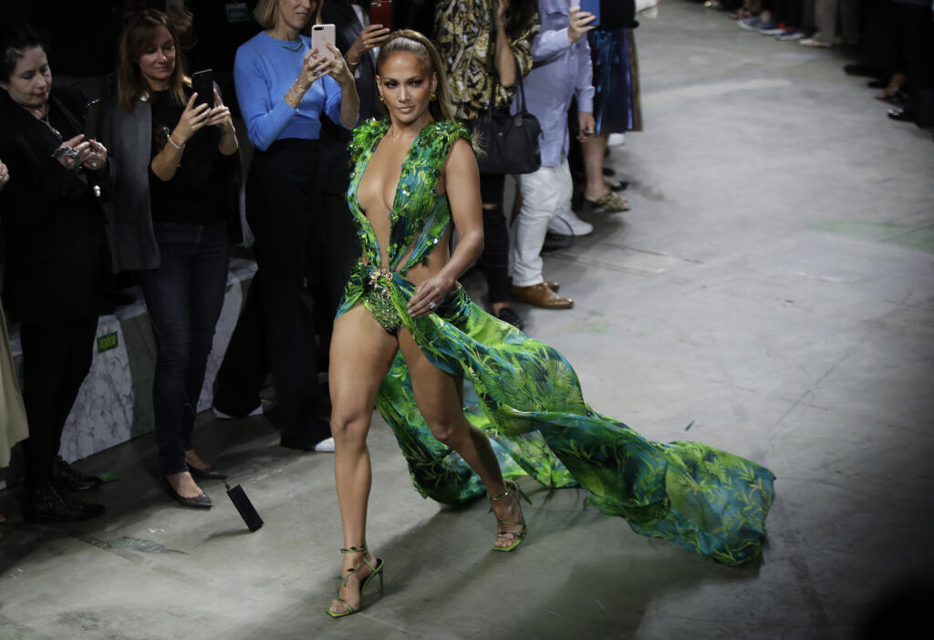 Jennifer Lopez na módnej prehliadke Versace v talianskom Miláne.