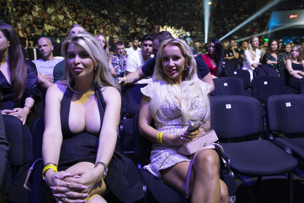 Snúbenica českého bojovníka Karlosa Vémolu slovenská playmate Lela Ceterová (vľavo) a priateľka bojovníka Gábora Borarosa Monika Jakliová (vpravo)si vychutnávali program spoločne.
