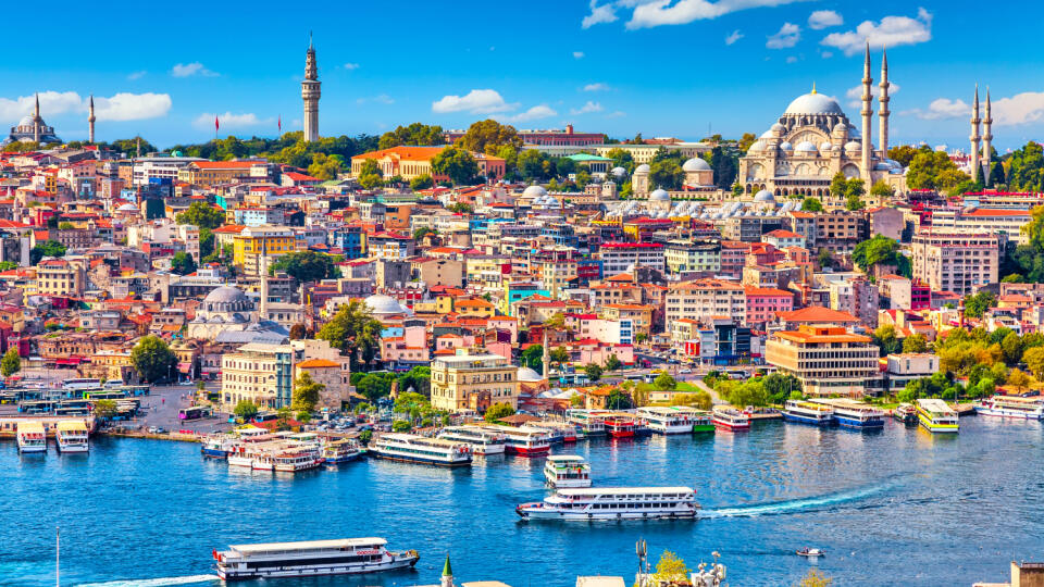 Touristic,Sightseeing,Ships,In,Golden,Horn,Bay,Of,Istanbul,And