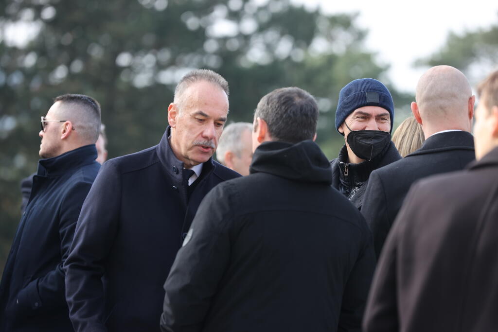 Smútiaci prichádzajú na poslednú rozlúčku s Dušanom Pašekom mladším.