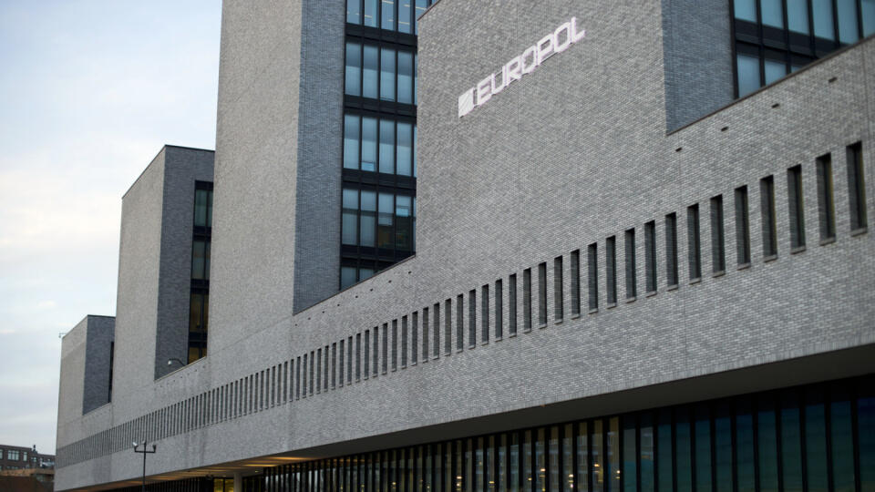 WA 18 archív Haag - Na archívnej snímke zo 16. januára 2015 je budova Európskeho policajného úradu (Europol) v Haagu. Europol informoval vo štvrtok 1. decembra 2016 o piatich zadržaných v rámci rozsiahlej operácie zameranej proti skupine organizovaného kybernetického zločinu. Napísala to agentúra AP s tým, že táto skupina má na svedomí po celom svete krádeže stámiliónov eur.Europol dodal, že operácia s krycím názvom Avalanche (lavína) bola