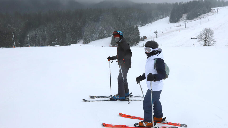 Na Donovaloch sa dnes začalo lyžovať, hoci pandemická komisia odporučila nechať strediská zatvorené minimálne do januára. Na snímke lyžiari v lyžiarskom stredisku na Záhradišti na Donovaloch 4. decembra 2020. FOTO TASR - Ján Krošlák