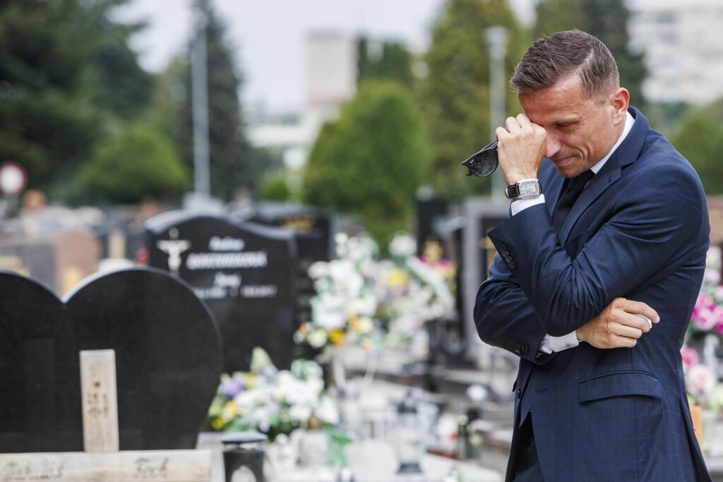 Posledná rozlúčka s tragicky zosnulým futbalovým reprezentantom Jurajom Halenárom.