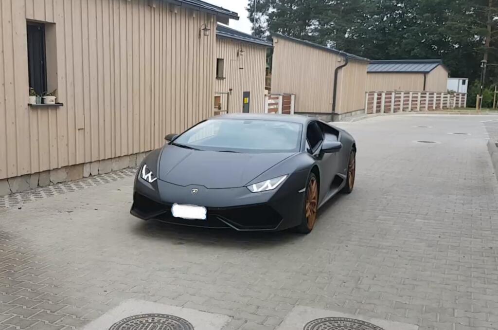Stredopoliar Juraj Kucka sa pred niekoľkými rokmi predviedol na nadupanom Lamborghini a dokonca pozýval fanúšikov, aby sa zapojili do súťaže a víťaz sa s ním mohol previezť.