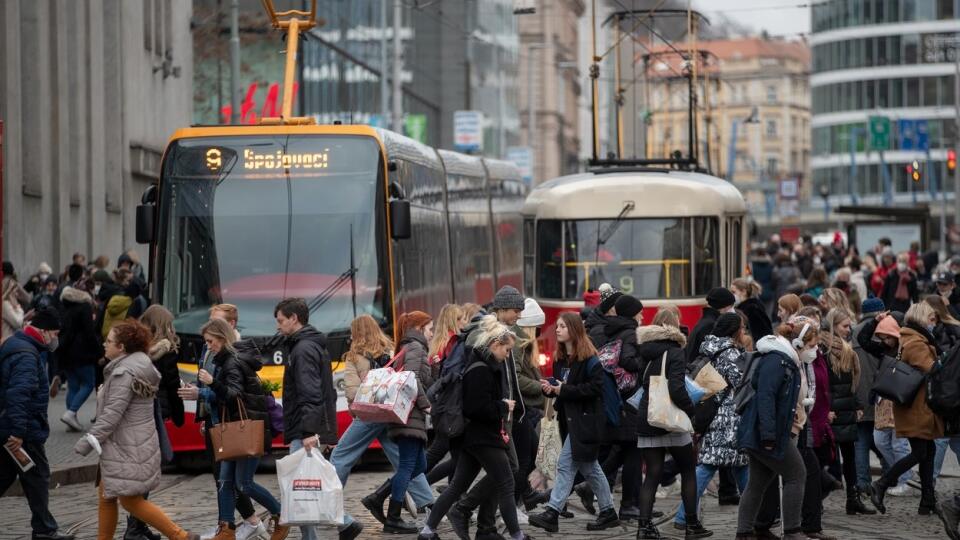 Česko začalo s testovaním v podnikoch dvakrát týždenne.