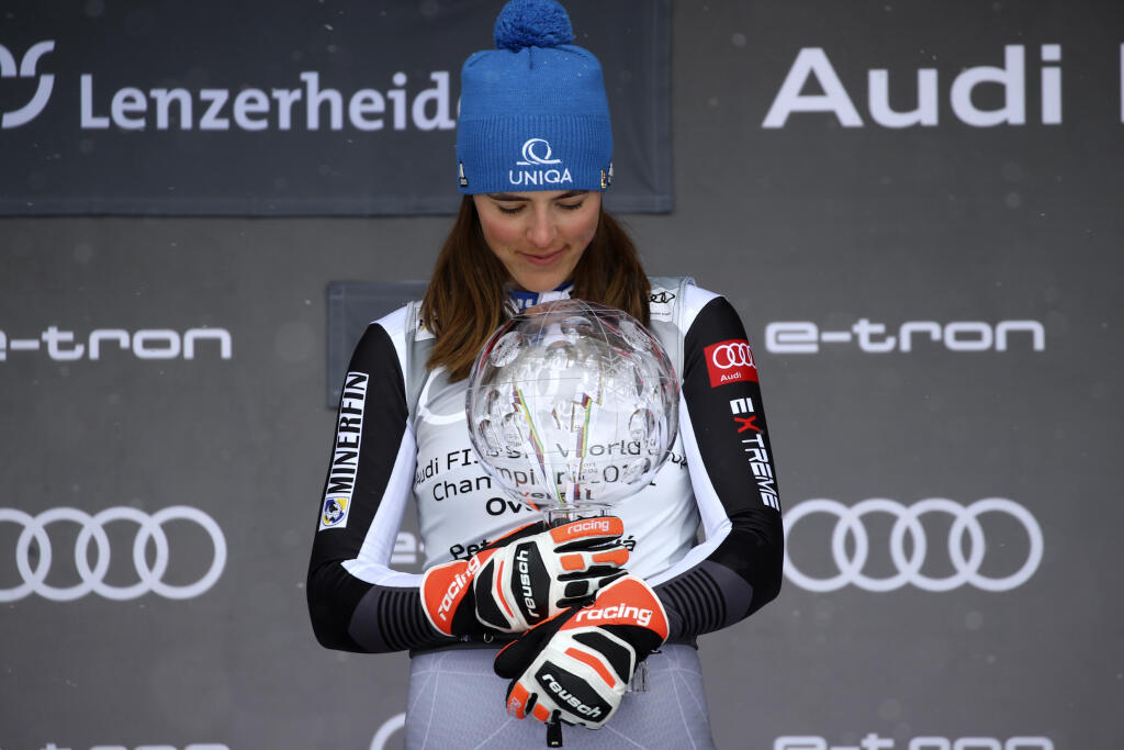 JB 82 Lenzerheide - Slovenská lyžiarka Petra Vlhová drží veľký kryštáľový glóbus za celkové prvenstvo Svetového pohára v alpskom lyžovaní vo švajčiarskom Lenzerheide 21. marca 2021.