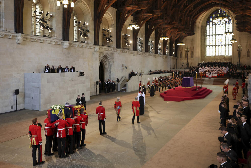 Rakva s telesnými pozostatkami zosnulej britskej kráľovnej Alžbety II. prichádza do Westminsterského paláca v Londýne 14. septembra 2022.