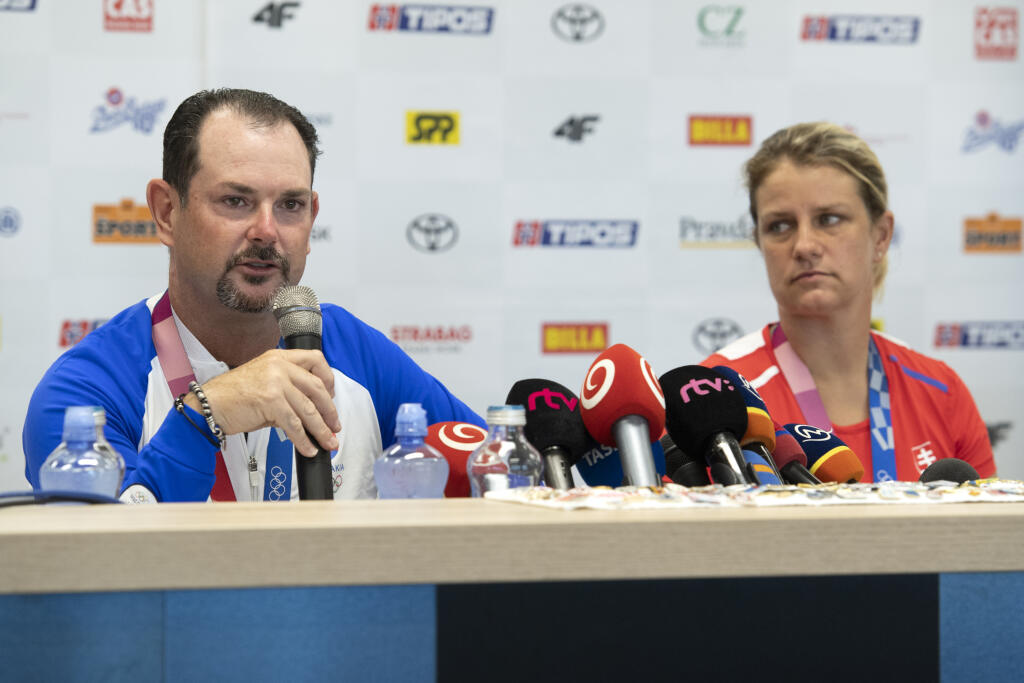 Na snímke vpravo olympijská víťazka v streľbe na XXXII. letných OH v Tokiu Zuzana Rehák Štefečeková a vľavo strieborný medailista v golfe Rory Sabbatini počas tlačovej konferencie po návrate do vlasti 3. augusta 2021 v Olympijskom tréningovom centre v Šamoríne. FOTO TASR - Pavel Neubauer