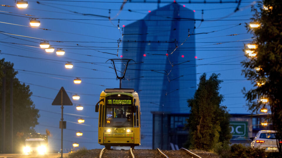EBE 3 Frankfurt nad Mohanom - Na snímke električka pred budovou Európskej centrálnej banky (ECB) vo Frankfurte nad Mohanom v Nemecku v utorok 6. septembra 2022. FOTO TASR/AP
A tram drives in front of the European Central Bank in Frankfurt, Germany, Tuesday, Sept. 6, 2022. (AP Photo/Michael Probst)