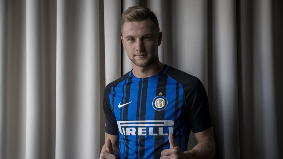 Na snimke slovensky futbalovy reprezentant Milan Skriniar pocas tlacovej konferencie, na ktorej media oboznamil so svojim prestupom do talianskeho klubu Inter Milano za 25 000 000 eur zo Sampdorie.