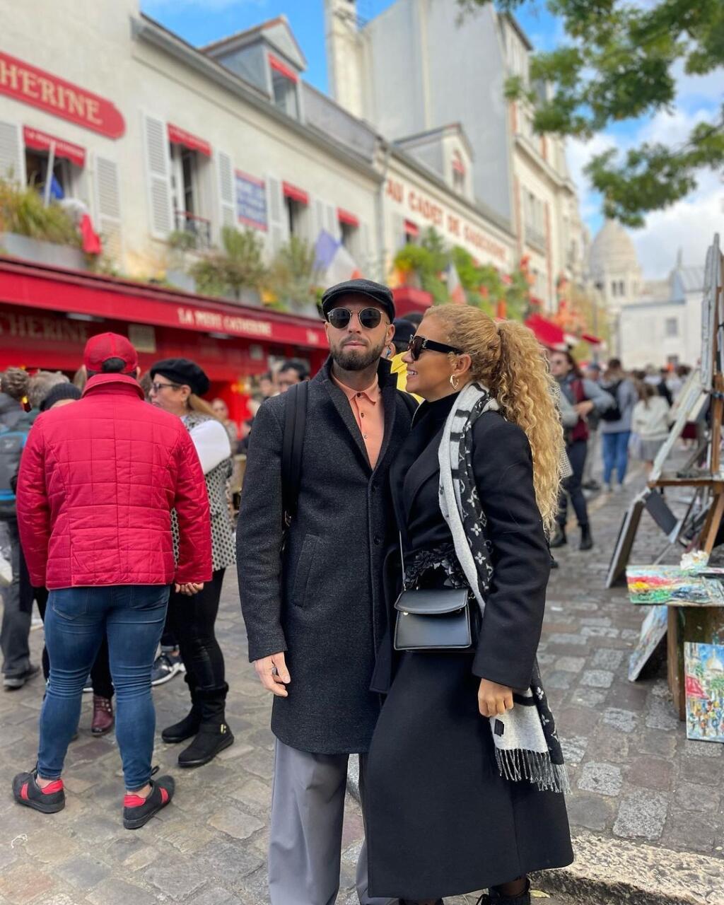 Jany Landl a Vierka Ayisi v Paríži. Pozrite sa, akí sú spolu šarmantní. Namiesto cvičebných úborov si obliekli elegantné kabáty a teda Janyho outfit nás prekvapil! Je to štramák!