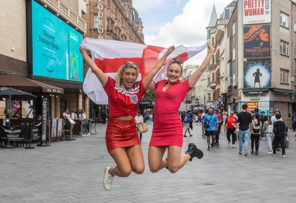Po postupe Anglicka do finále Eura 2020 je na nohách celá krajina. Ulice zaplnili fanúšikovia aj rozpálené fanúšičky, ktoré sa poriadne odviazali.