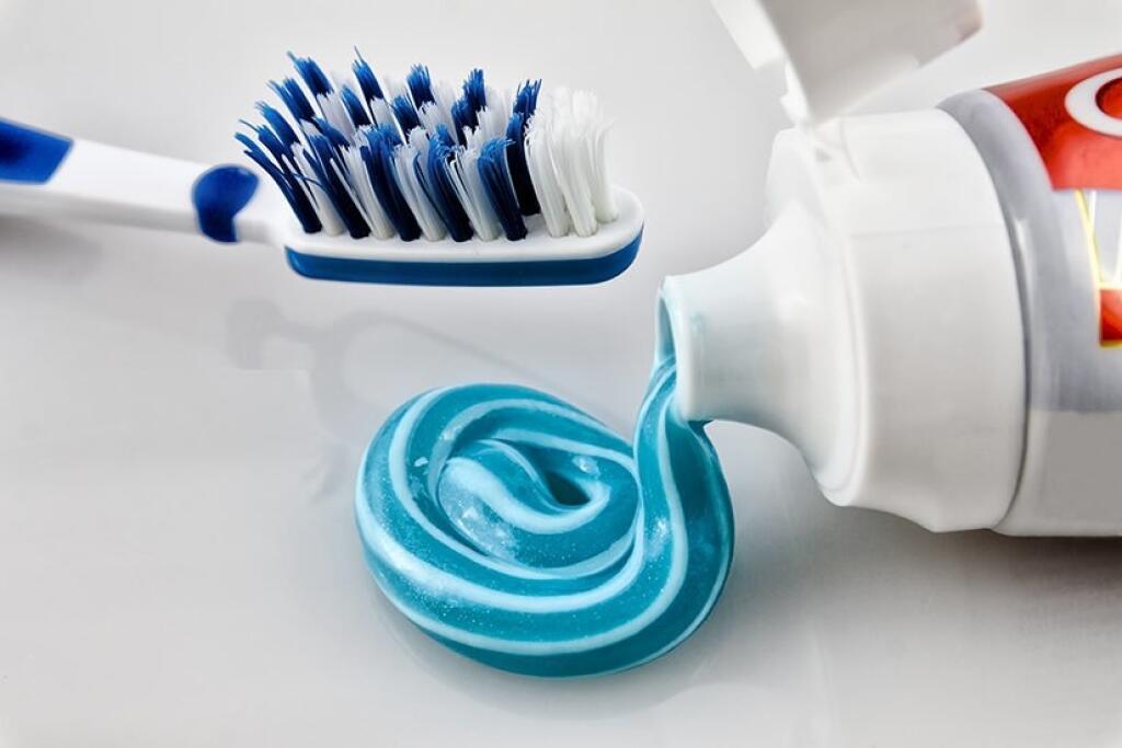 Можно чистить зубы в рамадан зубной пастой. Зубная паста. Зубная паста и щетка. Красивая зубная паста. Цветная зубная паста.