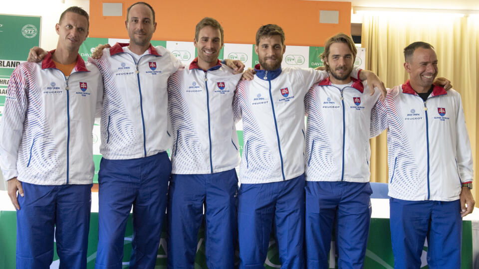 Na snímke sprava kapitán tímu Dominik Hrbatý, Andrej Martin, Martin Kližan, Norbert Gombos, Igor Zelenay a Filip Polášek.