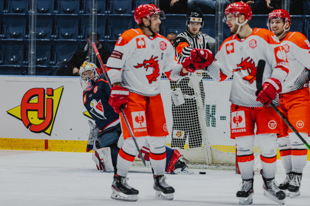 Na snímke Samuel Hlavaj (Slovan) inkasuje gól počas zápasu F skupiny Champions hockey league medzi HC Slovan Bratislava a Oceláři Třinec.