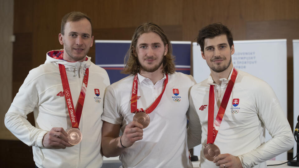Bronzoví slovenskí hokejoví reprezentanti zo ZOH 2022 v Pekingu sa v utorok vrátili na Slovensko. Na snímke sprava brankár Patrik Rybár, Pavol Regenda a Martin Marinčin pózujú s bronzovými medailami na tlačovej konferencii 22. februára 2022 v Bratislave. FOTO TASR - Pavel Neubauer