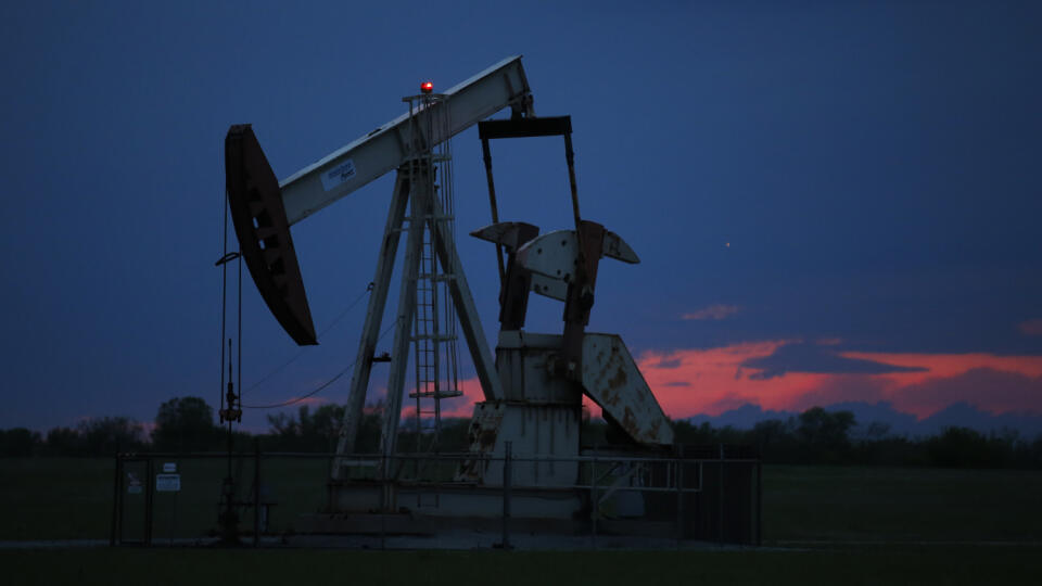 WA 8 Oklahoma - Ropné pole počas búrky v americkom meste Oklahoma 21. apríla 2020. Ceny ropy pokračovali v utorok v páde. Ropný trh výrazne zasiahol počas koronavírusovej pandémie prudký pokles dopytu, nadmerná ponuka a rýchle plnenie zásobníkov. FOTO TASR/AP
A pumpjack is pictured as a storm moves in Tuesday, April 21, 2020, in Oklahoma City. Oil prices continue to drop, because very few people are flying or driving, and factories have shut amid widespread stay-at-home orders due to the coron