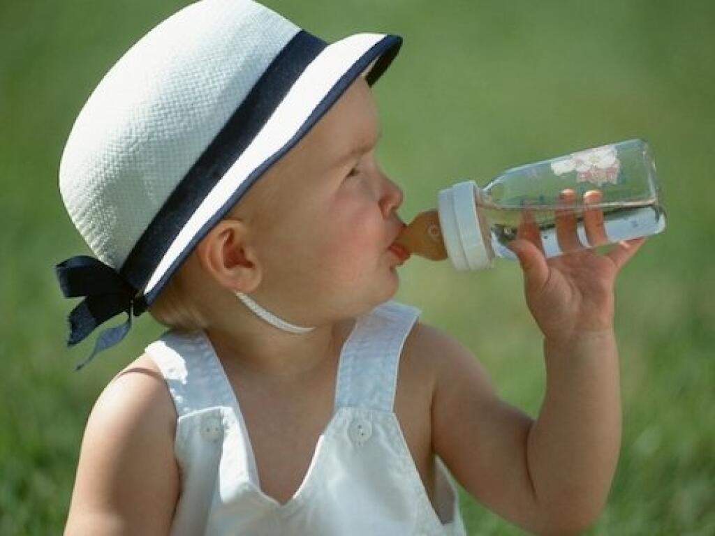 Ребенку 2 года много пьет. Ребенок пьет. Ребенок пьет воду. Питьевая вода для детей. Пить воду картинки для детей.