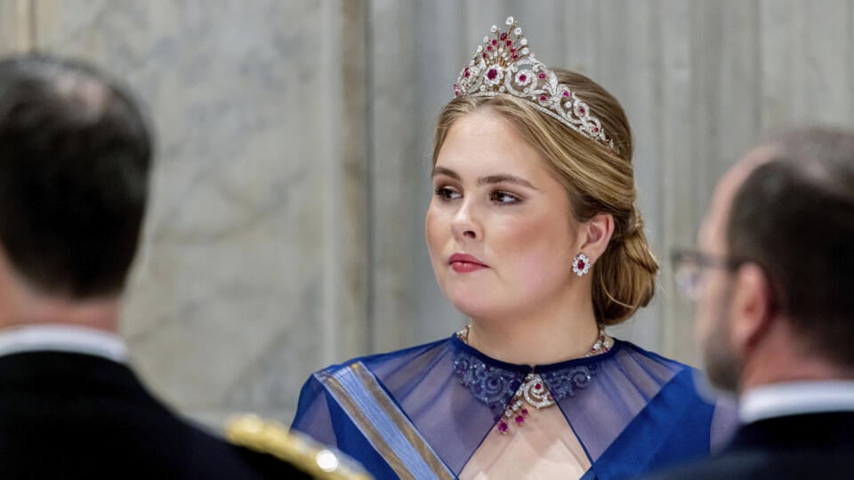 Na archívnej snímke zo 17. apríla 2024 holandská korunná princezná Amalia počas štátneho banketu v kráľovskom paláci v Amsterdame. Princezná Amalia si od januára 2025 začne nárokovať vyplácanie apanáže vo výške 1,5 milióna eur. Ako následníčka trónu si z nich bude platiť svoje ročné výdavky.