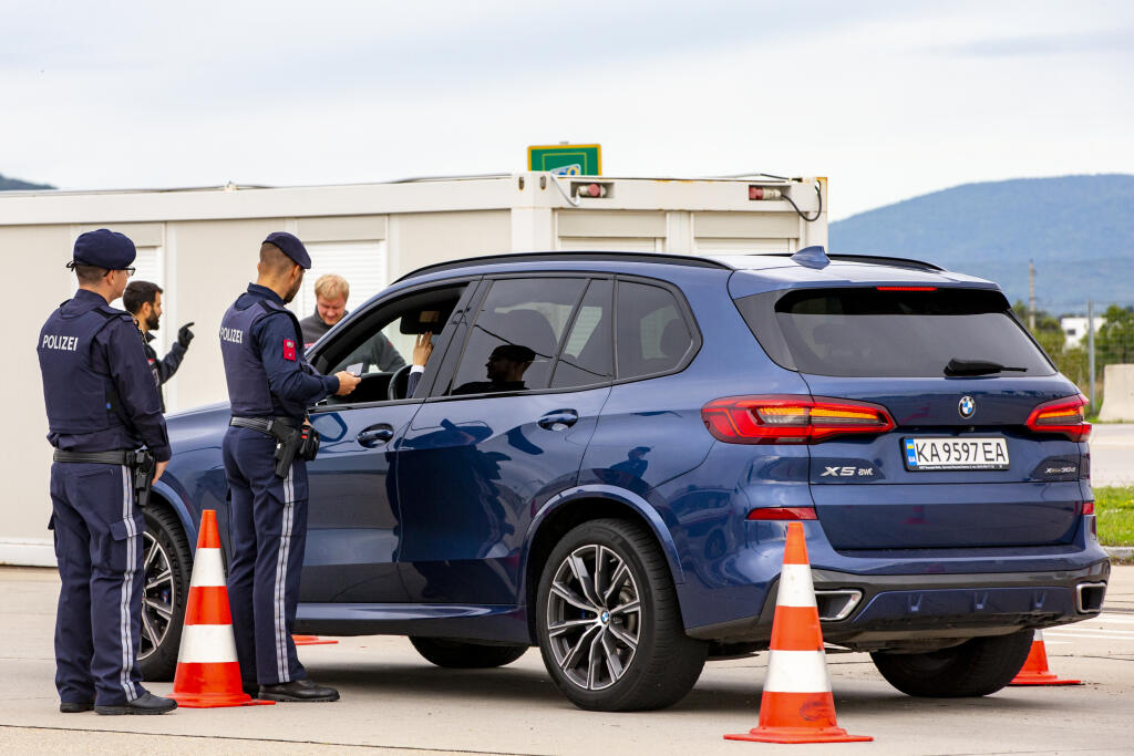 Situácia na hraničnom priechode Jarovce, po sprísnených kontrolách kvôli zvýšenej nelegálnej migrácii.