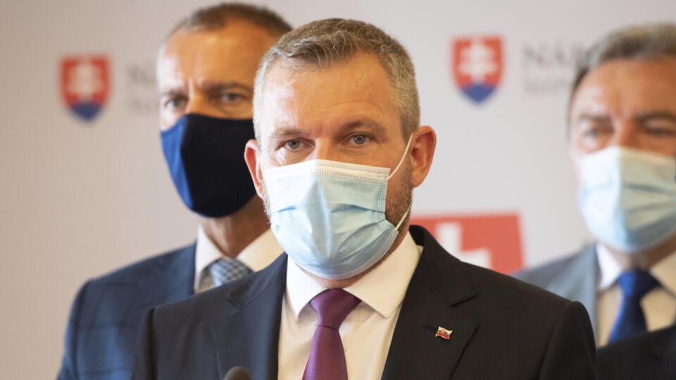 Na snímke uprostred predseda strany Hlas - SD Peter Pellegrini prichádza na tlačovú konferenciu 23. júla 2021 v Bratislave. FOTO TASR - Pavel Neubauer