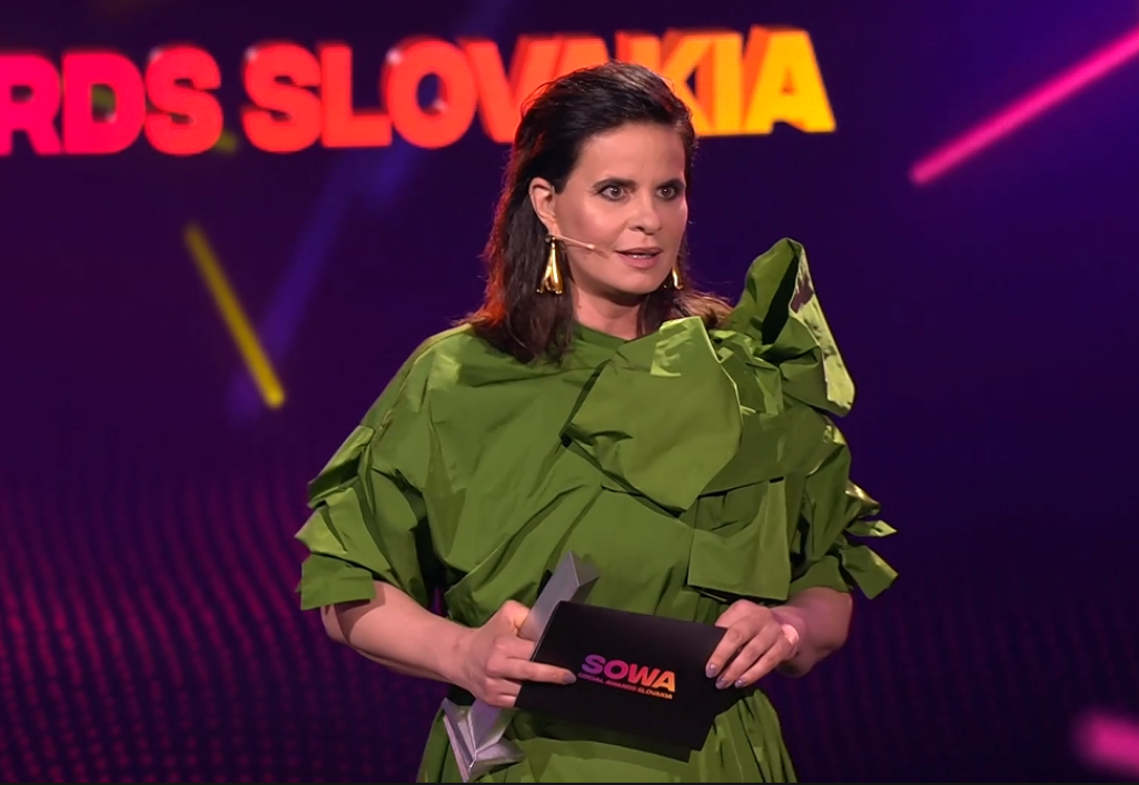 Zuzana Fialová odovzdávala cenu Jankovi Koleníkovi.