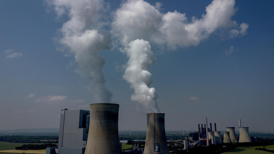 KK50 archív Neurath - Na archívnej snímke z 8. júna 2023 para stúpa z uhoľnej elektrárne v nemeckom meste Neurath. Emisie CO2 v Nemecku klesli v roku 2023 na najnižšiu úroveň za sedem desaťročí. Výrazne sa pod to podpísalo zníženie produkcie elektriny z uhlia a zo strany energeticky náročných podnikov. FOTO TASR/AP
FILE - Steam rises from the coal-fired power plant in Neurath, Germany, on June 8, 2023. Carbon dioxide emissions in Germany, Europe's biggest economy, dropped to their lowest level i