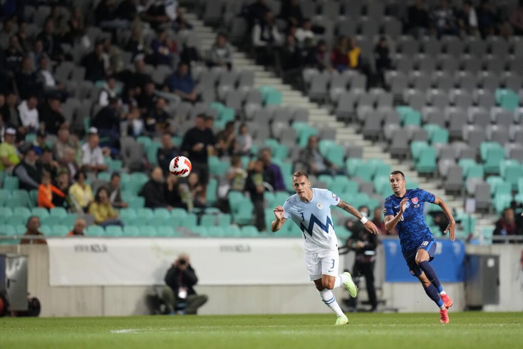 EBE 101 Ľubľana - Na snímke zľava slovinský hráč Jure Balkovec a slovenský útočník Ivan Schranz v zápase H-skupiny kvalifikácie MS 2022 vo futbale Slovinsko - Slovensko v Ľubľani 1. septembra 2021. FOTO TASR/AP
Slovenia's Jure Balkovec, left, competes for the ball with Slovakia's Ivan Schranz during the World Cup 2022 group H qualifying soccer match between Slovenia and Slovakia at the Stozice Sports Park stadium in Ljubljana, Wednesday, Sept. 1, 2021. (AP Photo/Darko Bandic)