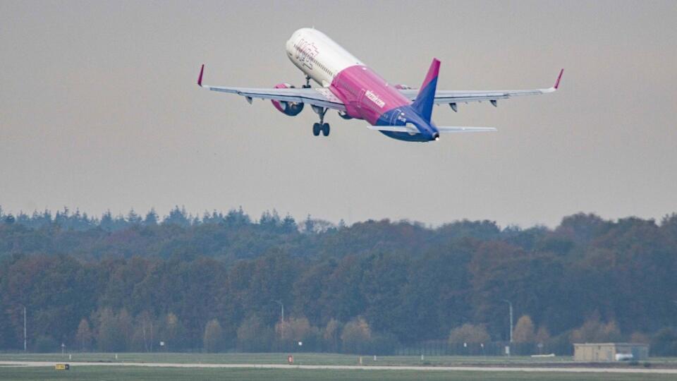 Lietadlo Wizz Air-u núdzovo pristálo v Budapešti, dostalo počas letu technickú poruchu. (Ilustračné foto)