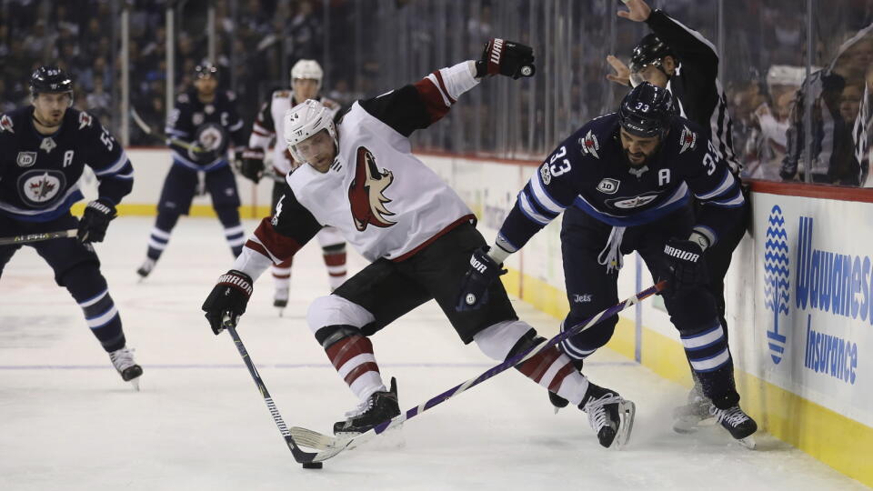 Kanadský hokejový obranca Dustin Byfuglien (34) sa nezúčastní tréningového kempu Winnipegu Jets.