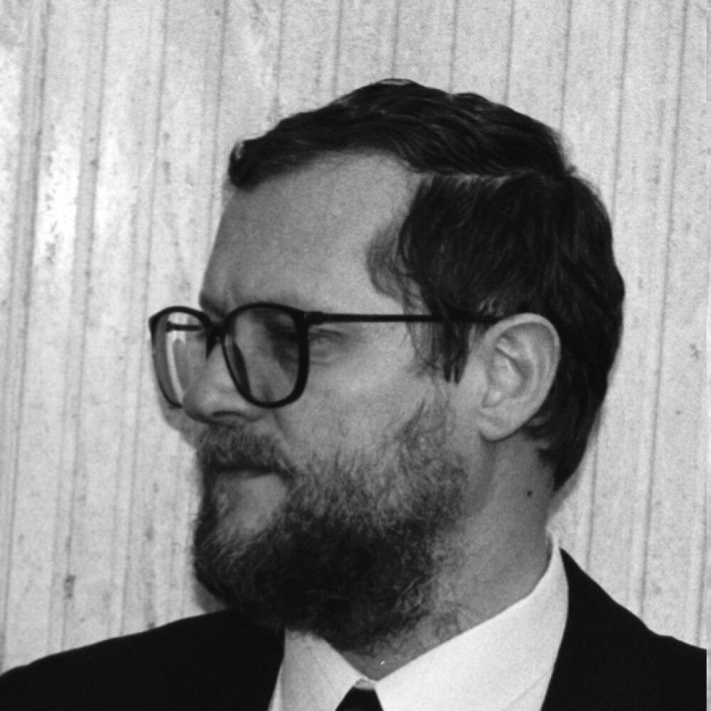 Archívna snímka z zasadnutia vlády 4. júna 1996. Zľava minister vnútra Ľudovít Hudek, podpredseda vlády Sergej Kozlík a generálny prokurátor Michal Vaľo.