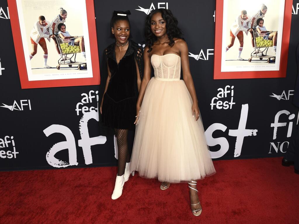 Demi Singletonová (vľavo) a Saniyya Sidneyová prichádzajú na premiéru filmu King Richard počas filmového festivalu AFI Fest 14. novembra 2021 v Los Angeles.