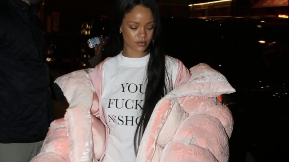 Oversize bundy ako predvádza Rihanna sú veľmi trendy.