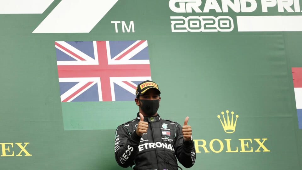 WA 55 Spa - Britský pilot F1 Lewis Hamilton z Mercedesu sa teší na pódiu po triumfe na nedeľňajšej VC Belgicka na okruhu Spa-Francorchamps v Ardenách 30. augusta 2020. FOTO TASR/AP

Mercedes driver Lewis Hamilton of Britain celebrates after winning the Formula One Grand Prix at the Spa-Francorchamps racetrack in Spa, Belgium, Sunday, Aug. 30, 2020. (Stephanie Lecocq, Pool via AP)