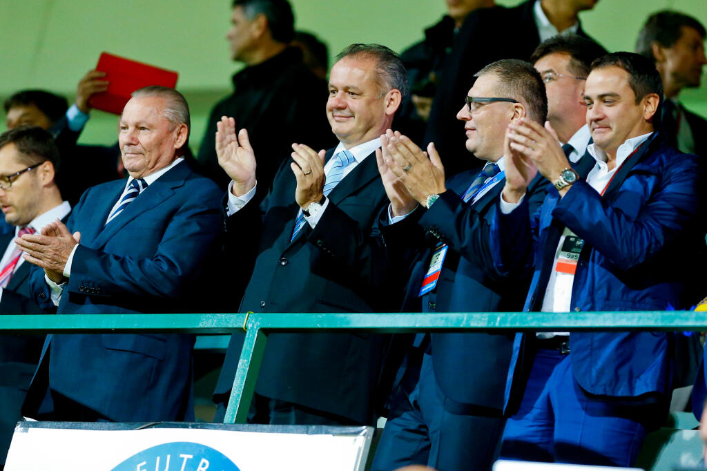 Na snímke zľava Rudolf Schuster, Andrej Kiska a Ján Kováčik na tribúne počas kvalifikačného zápasu majstrovstiev Európy vo futbale 2016 medzi Slovenskom a Ukrajinou.