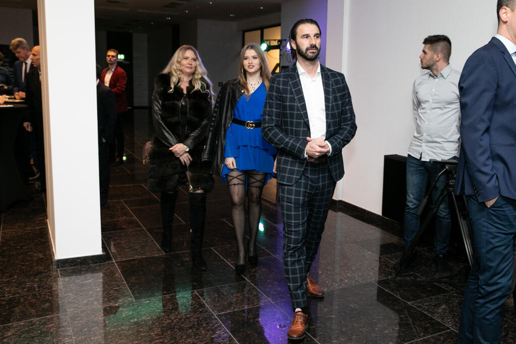 Viktoria prišla v sprievode svojho otca Martina Ševelu a mamy Lucie.