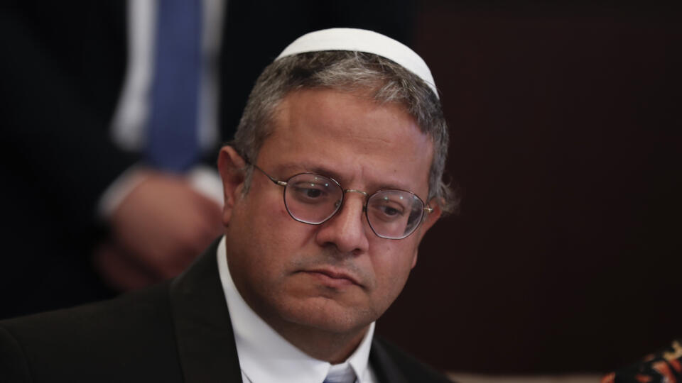 KK39 Jeruzalem - Izraelský krajne pravicový minister národnej bezpečnosti Itamar Ben-Gvir počas zasadnutia vládneho kabinetu 3. januára 2023 v Jeruzaleme. FOTO TASR/AP
Itamar Ben Gvir, the minister of national security in Benjamin Netanyahu new government, attends the weekly cabinet meeting, Tuesday, Jan. 3, 2023, in Jerusalem. (Atef Safadi/Pool Photo via AP)