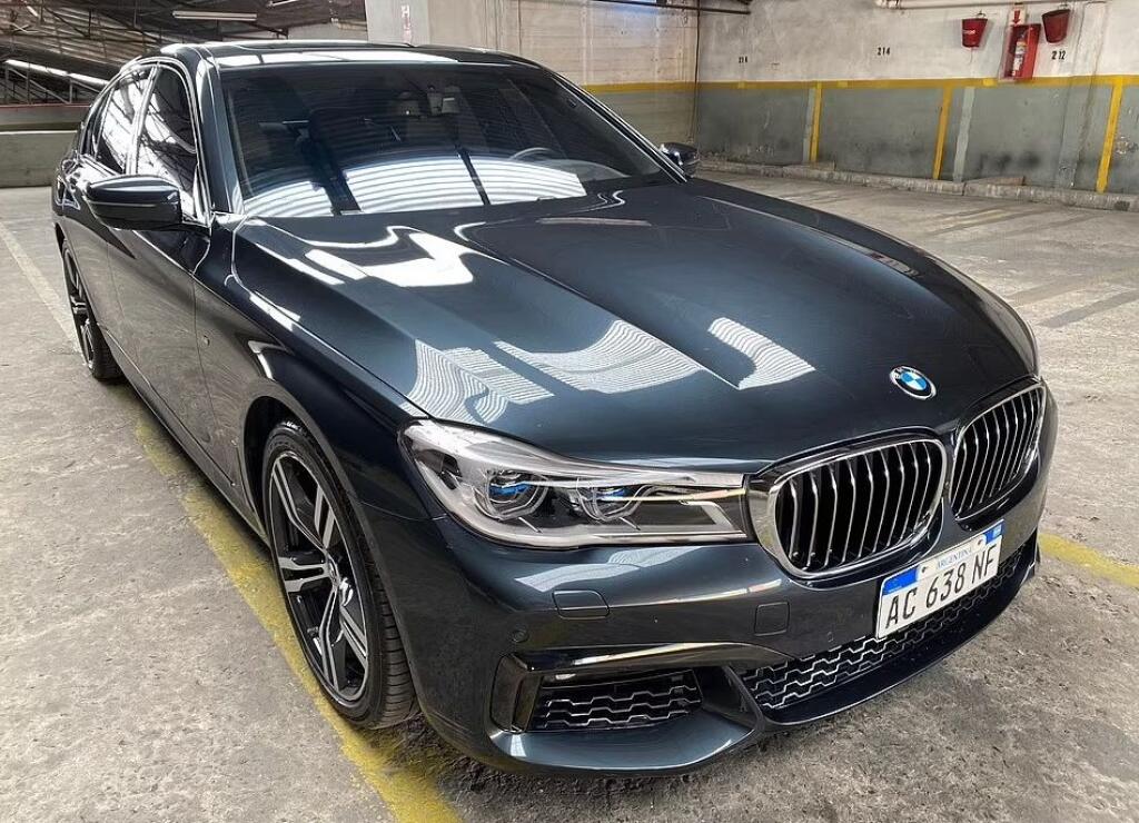 Pre záujemcov bude v dražbe aj Maradonovo BMW 750i, ktorého cena je stanovená na 194-tisíc eur.