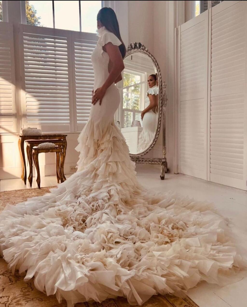 Speváčka Jennifer Lopez (53) šokovala fanúšikov a zverejnila doteraz nevidené fotografie zo svadby. V auguste 2022 sa vydala za herca Bena Afflecka a hoci si svoje súkromie dvojica stráži, na Instagrame sa podelila s unikátnymi snímkami jej hviezdnej svadby.