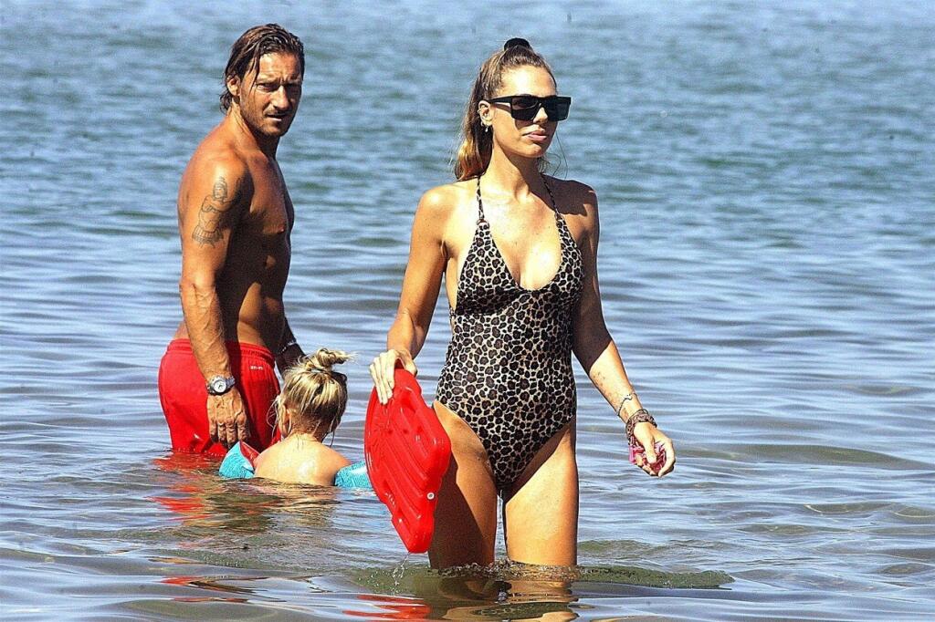 Francesco Totti si takto užíval v mori so svojou manželkou. Tá musela trochu bojovať s plavkami, aby jej náhodou nevybehlo to, čo nemalo.