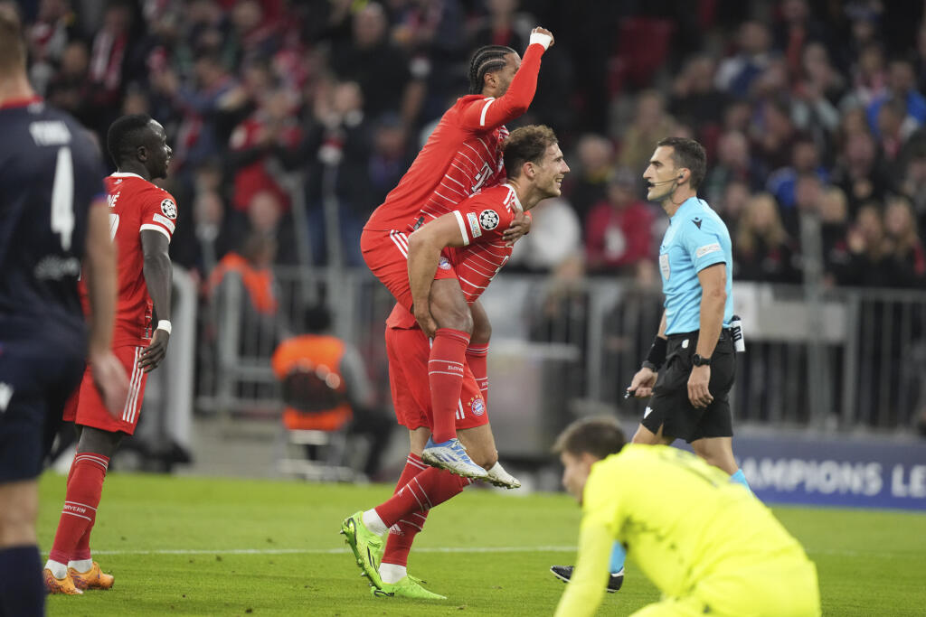 EBE 26 Mníchov - Na snímke vľavo hráč Bayernu Serge Gnabry oslavuje svoj gól a druhý mužstva, vpravo jeho spoluhráč Leon Goretzka, dole prekonaný slovenský brankár Plzne Marián Tvrdoň v zápase C-skupiny 3. kola skupinovej fázy Ligy majstrov vo futbale Bayern Mníchov - Viktoria Plzeň v Mníchove 4. októbra 2022. FOTO TASR/AP
Bayern's Serge Gnabry, left, celebrates with his teammate Leon Goretzka after scoring against Pizen during the Champions League group C soccer match between Bayern Munich an
