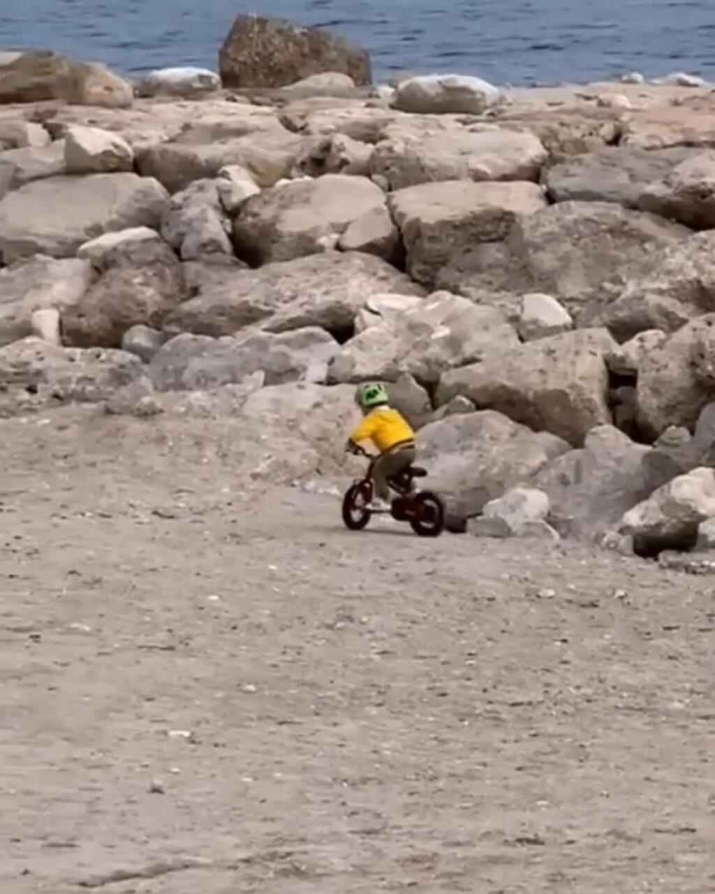 Saganovi juniorovi ide bicyklovanie ide od ruky, resp. od nôh, čo dokázal na záberoch, ktoré uverejnil jeho otec.