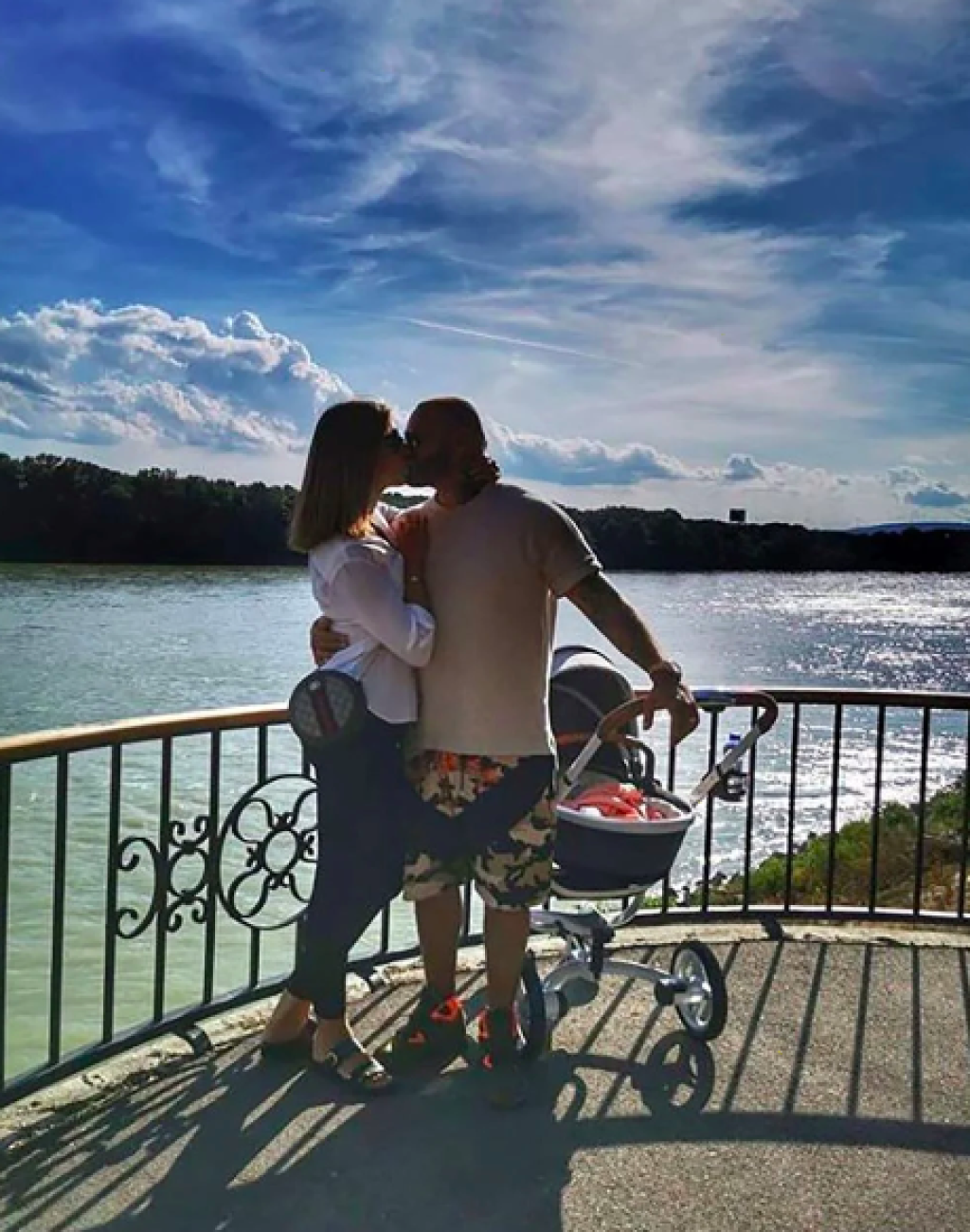 Jasmina Vrbovská Alagič a raper Patrik Rytmus Vrbovský dopriali svojmu synčekovi doslova luxus na kolesách. Ich kočík je z limitovanej edície Aston Martin a môže stáť vyše 2000 eur.