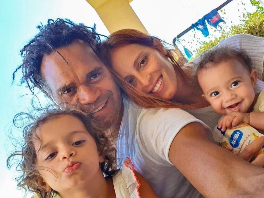 Karembeu má s libanonskou lyžiarkou už dve dcéry.