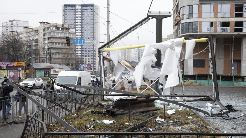 Ľudia kontrolujú materiálne škody po ostreľovaní ruskou armádou v Kyjeve vo štvrtok 24. februára 2022. V ukrajinskom hlavnom meste Kyjev a v ďalších ukrajinských mestách neďaleko frontovej línie a pri pobreží bolo vo štvrtok nad ránom počuť výbuchy krátko po tom, ako ruský prezident Vladimir Putin oznámil začiatok vojenskej operácie na Ukrajine.  Výbuchy hlásili aj z mesta Charkov, ktoré sa nachádza približne 35 kilometrov od hraníc s Ruskom na východe Ukrajiny.