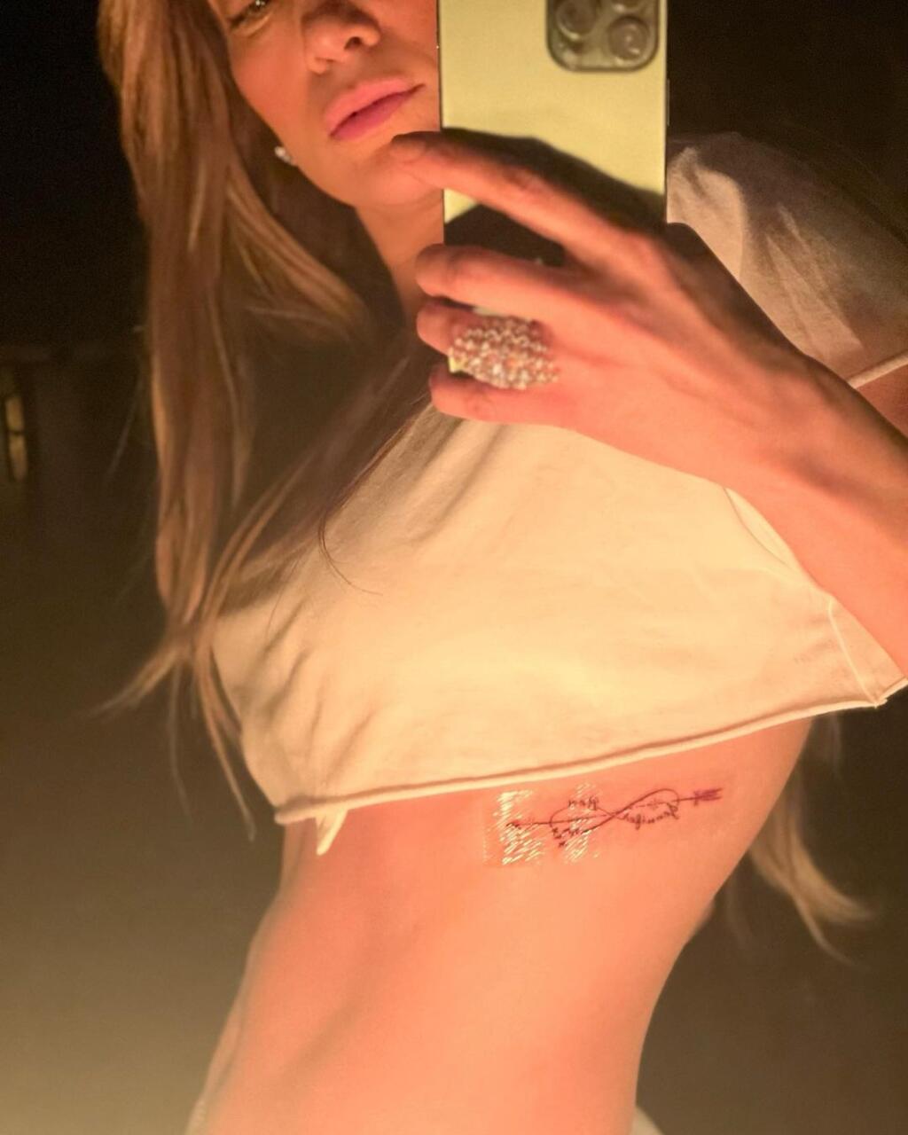 JLo má na svojom boku symbol nekonečna, ktorý zdobia mená Jennifer a Ben a pretína ho šíp. Ben má na paži dva prekrížené šípy, ktoré dopĺňajú len iniciály J a B. Tetovania tak nie sú úplne zhodné, ale majú spoločný význam. „Záväzok je sexy.