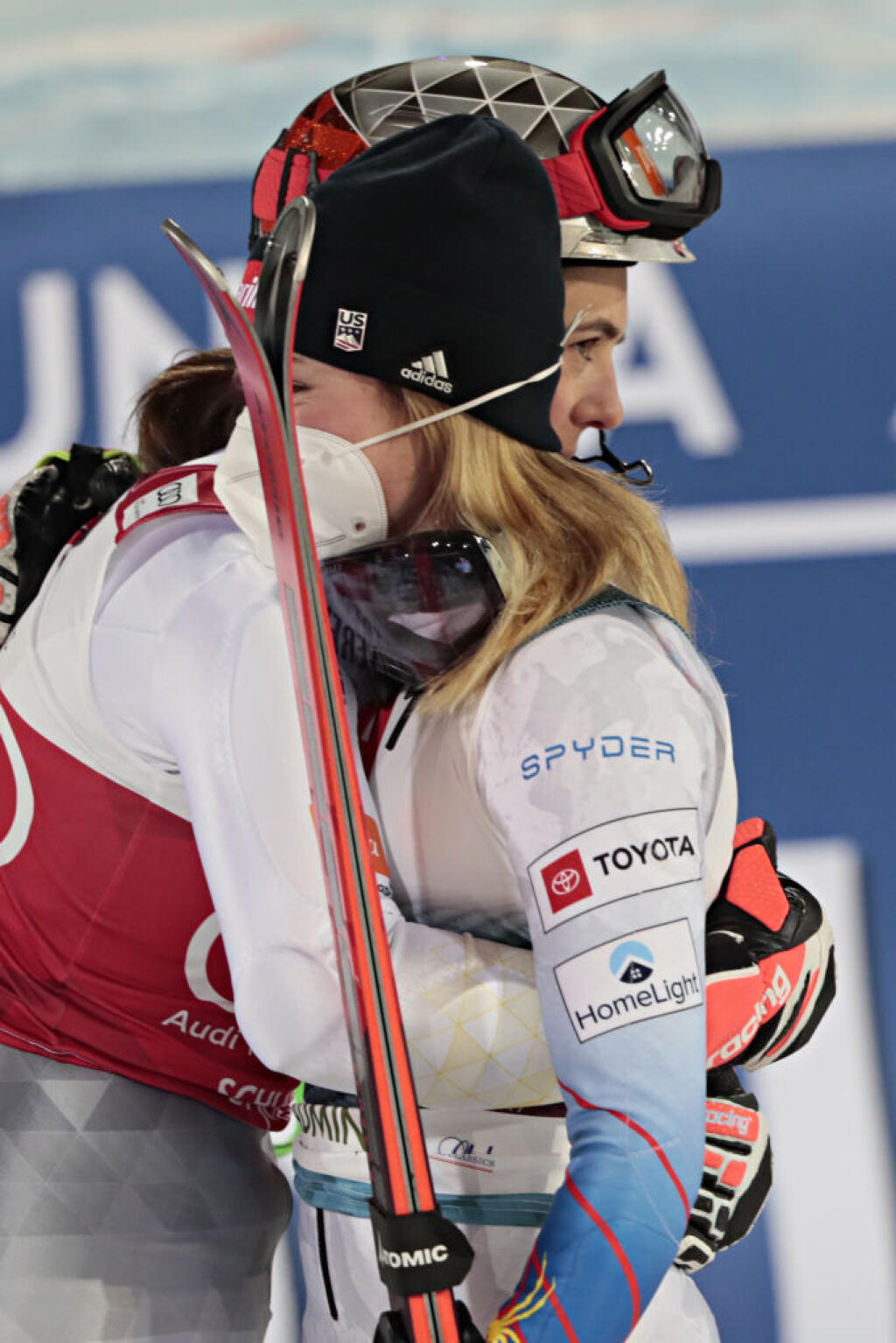 Nakoniec si Mikaela Shiffrinová poplakala aj na ramene Petry Vlhovej.